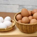茶色い卵と白い卵