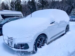 大雪に埋もれた車