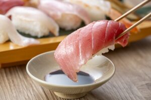 お寿司は消費期限が切れても翌日食べられる？