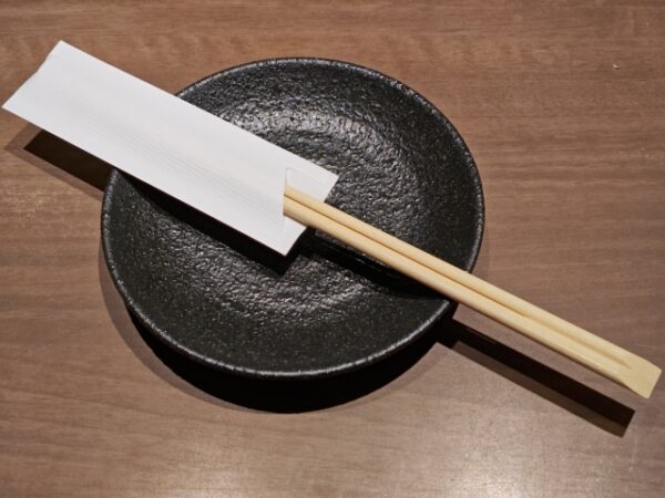 割り箸は食べ終わったら箸袋に戻す？