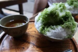 かき氷と温かいお茶