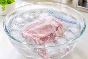 ドリップを防いで美味しく解凍する「氷水解凍」と「冷蔵庫解凍」